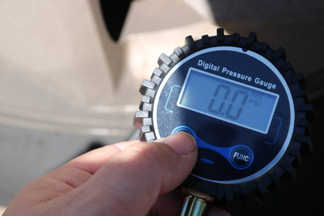 Digital Tyre Gauge & Rapid Deflator - Image 3