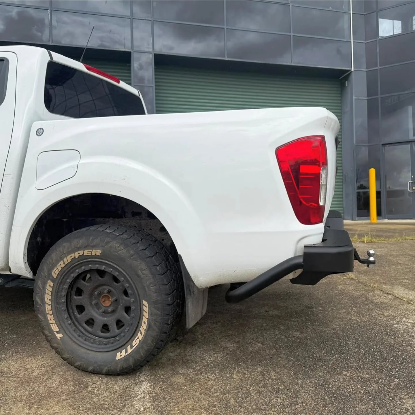 NP300 Navara Rear Step Tow Bar - Rockarmor 4x4 - Image 4